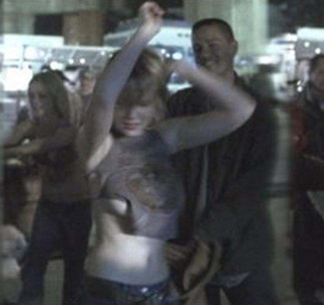 15P Celebrity Kirsten Dunst nice nipple slip on the beach