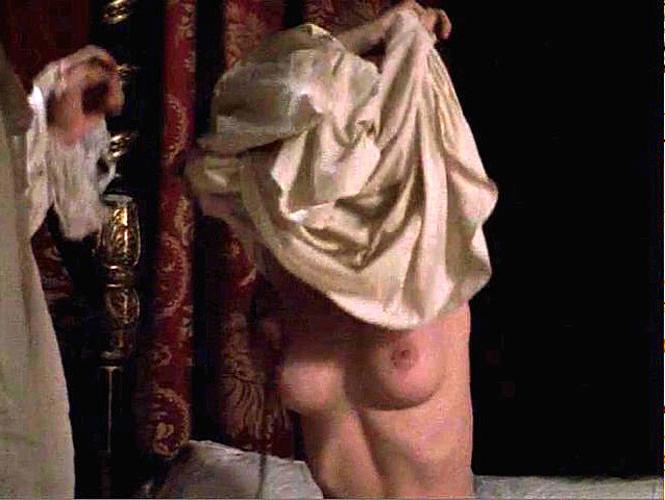 15P Uma Thurman showing her nice big tits in nude movie scenes