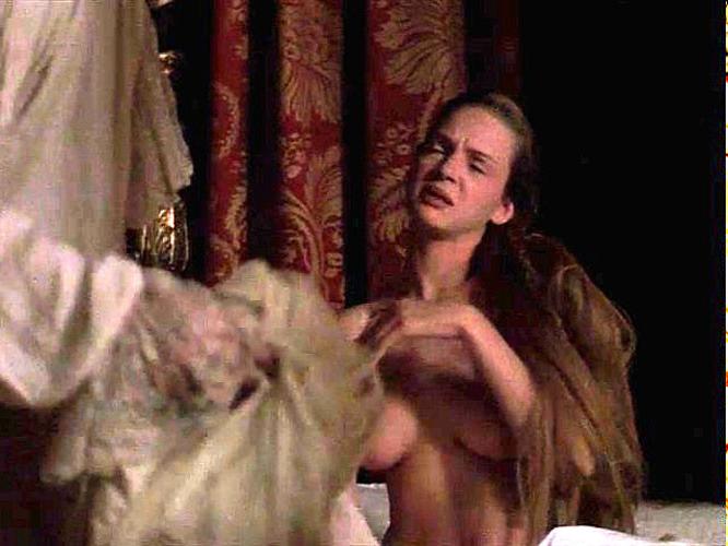 15P Uma Thurman showing her nice big tits in nude movie scenes