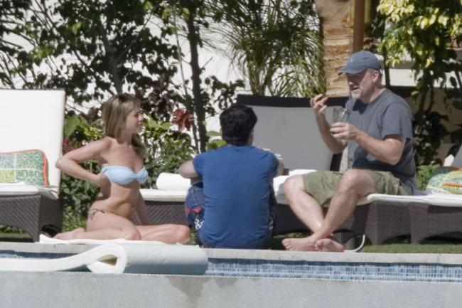 15P Celebrity Jennifer Aniston shows nude topless and sexy ass