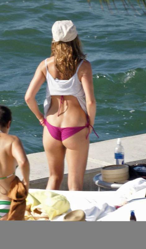 15P Celebrity Jennifer Aniston shows nude topless and sexy ass