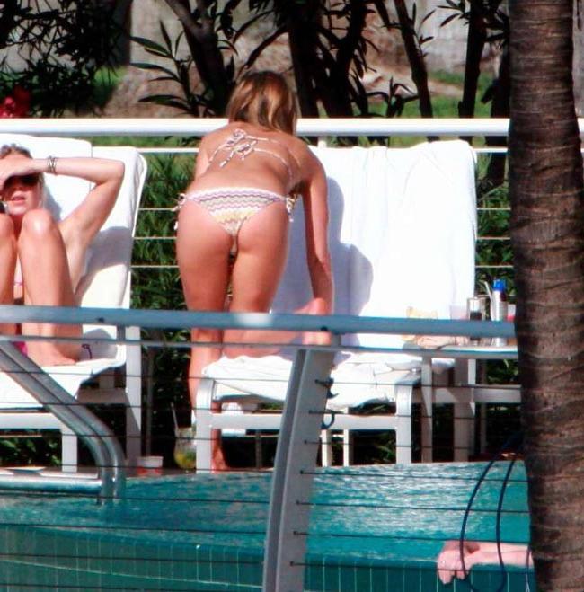 15P Celebrity Jennifer Aniston shows nude topless and sexy ass