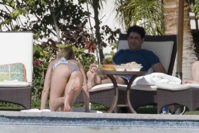 15P Celebrity Jennifer Aniston shows nude topless and sexy ass