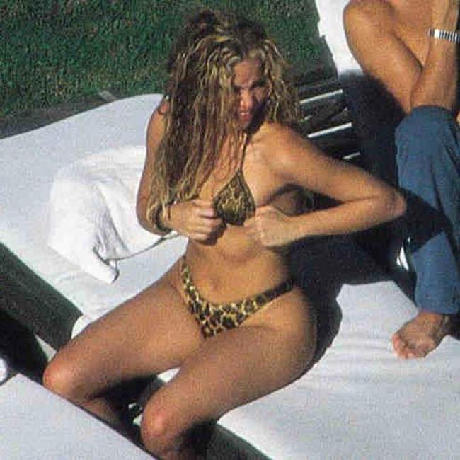 15P Celebrity blonde Shakira showing her tight ass in jeans