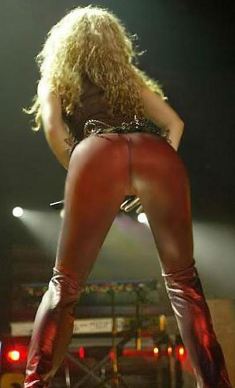 15P Celebrity blonde Shakira showing her tight ass in jeans