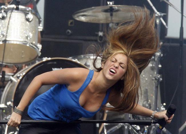 15P Celebrity blonde Shakira showing her tight ass in jeans