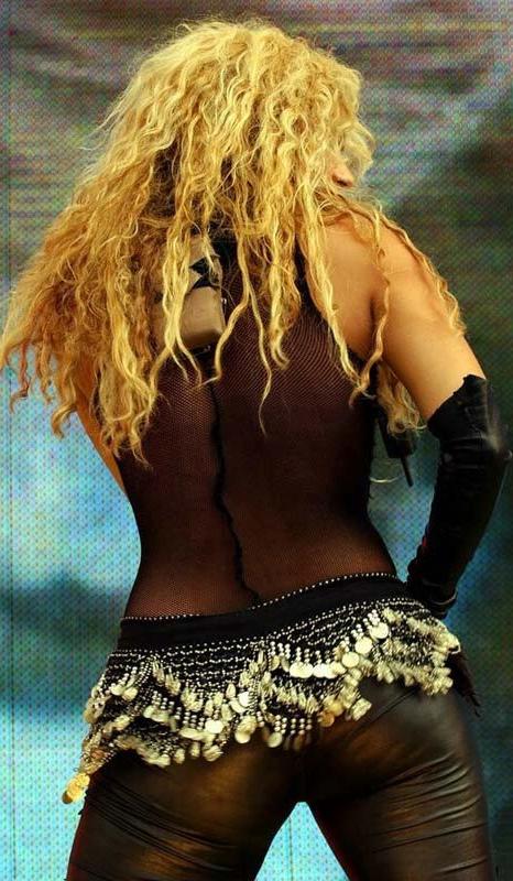 15P Celebrity blonde Shakira showing her tight ass in jeans