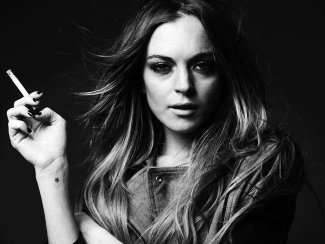 15P Celebrity Lindsay Lohan kissing famous lebian babe