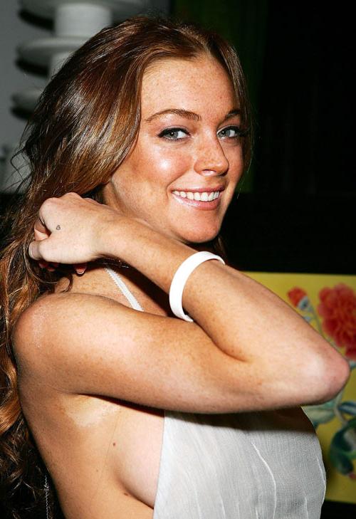 16P Lindsay Lohan nice sideboob paparazzi pictures and showing her big tits and upsk