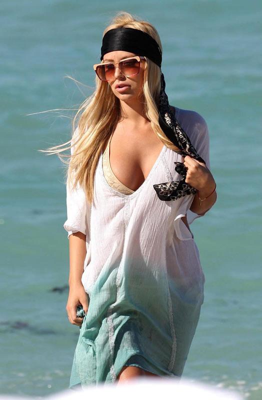 16P Celebrity Aubrey Oday showing her perfect big boobs