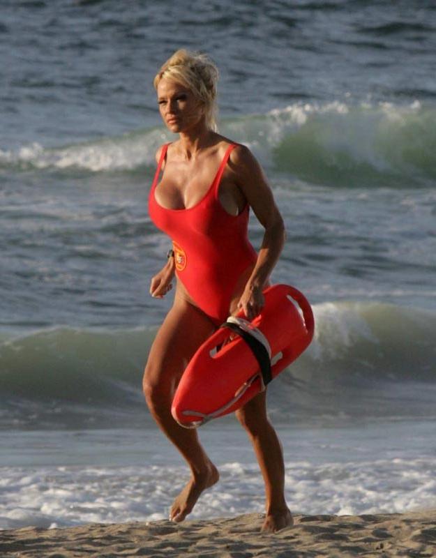 15P Celebrity Pamela Anderson touching her wet pussy