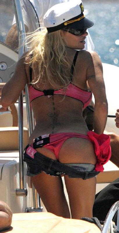 15P Celebrity Pamela Anderson touching her wet pussy