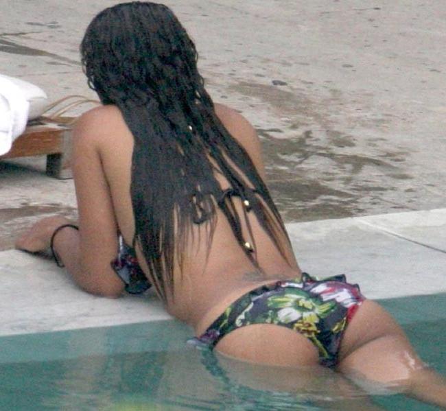 15P Celebrity Christina Milian amazing upskirt in public place