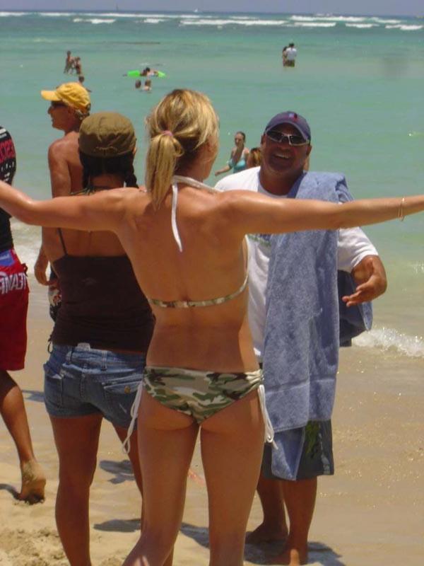 15P Celebrity Cameron Diaz shoing exposed perky tits
