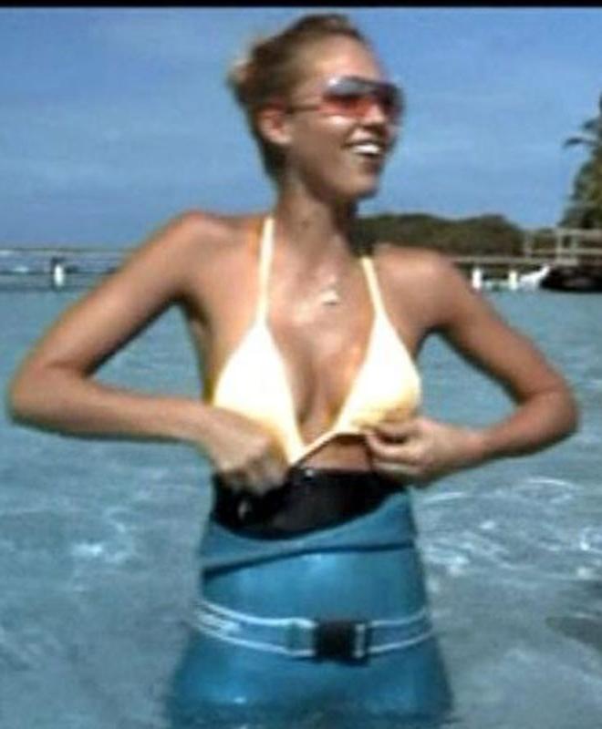 15P Celebrity Cameron Diaz shoing exposed perky tits
