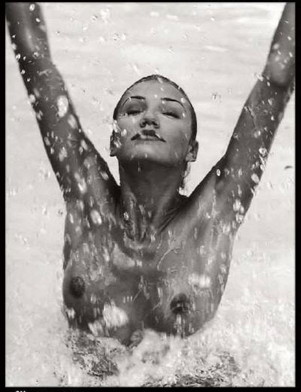 15P Celebrity Cameron Diaz shoing exposed perky tits
