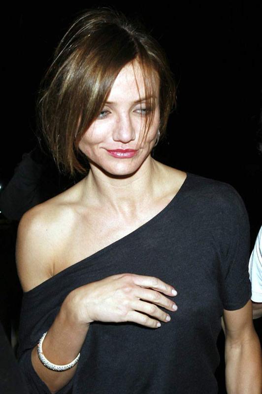 15P Celebrity Cameron Diaz shoing exposed perky tits