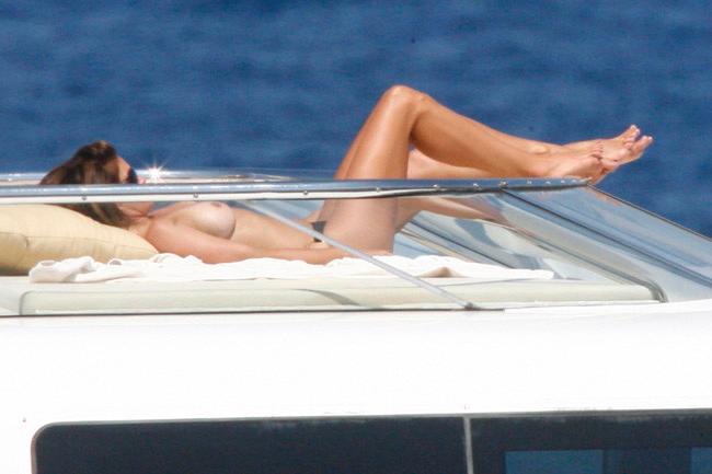15P Celebrity Cindy Crawford showing her nice exposed boobs