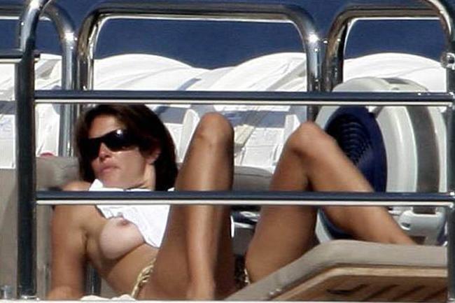 15P Celebrity Cindy Crawford showing her nice exposed boobs