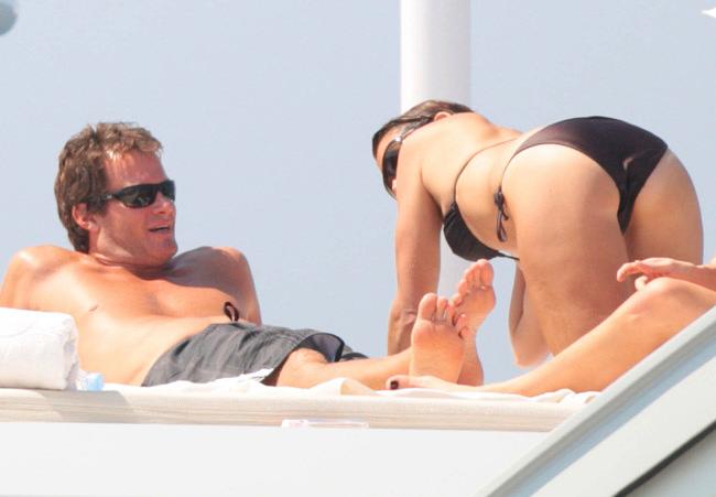 15P Celebrity Cindy Crawford showing her nice exposed boobs