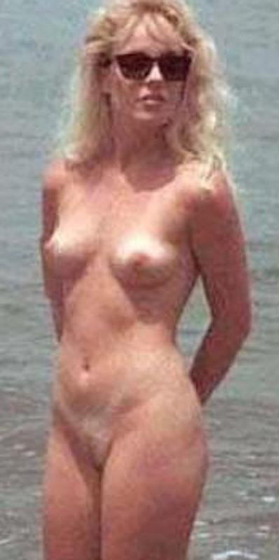 15P Celebrity Sharon Stone showing her totally naked sexy body