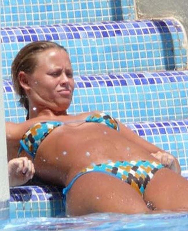 15P Celebrity Kimberley Walsh amazing hot ass in sexy bikini