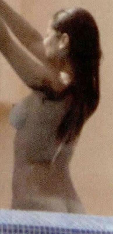 15P Celebrity Vanesa Minilo showing her sexy ass in tight bikini