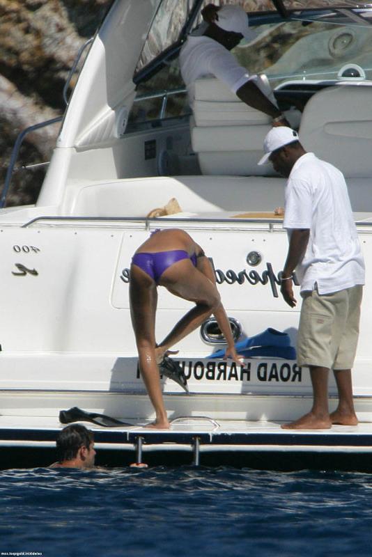 15P Celebrity Vanesa Minilo showing her sexy ass in tight bikini