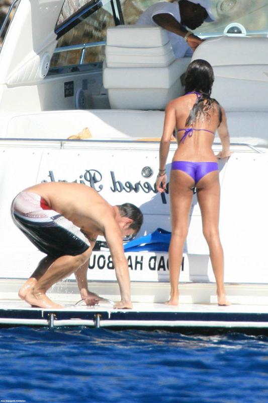 15P Celebrity Vanesa Minilo showing her sexy ass in tight bikini