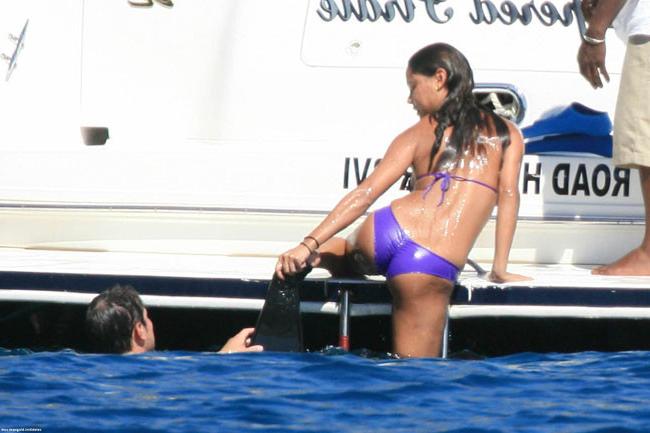 15P Celebrity Vanesa Minilo showing her sexy ass in tight bikini