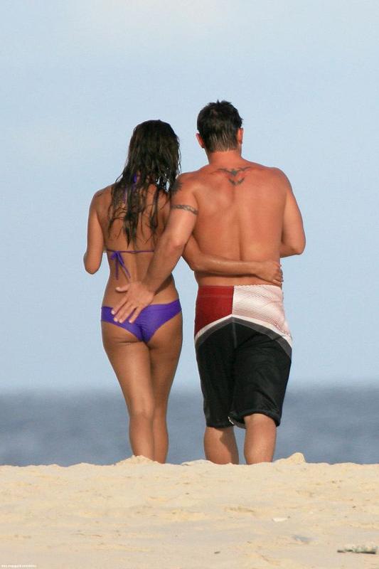 15P Celebrity Vanesa Minilo showing her sexy ass in tight bikini