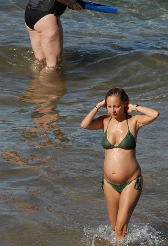 15P Celebrity Nicole Richie showing her nude perky tits in public