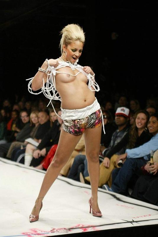 15P Celebrity Nicole Richie showing her nude perky tits in public