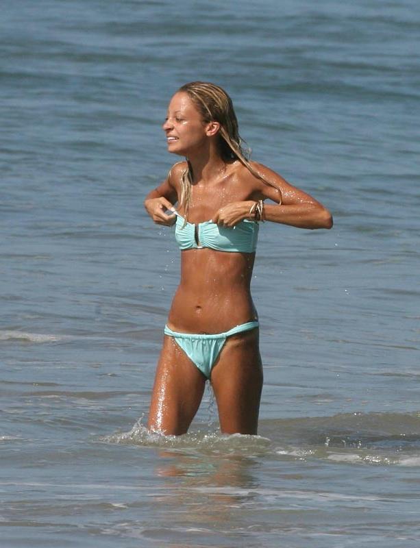 15P Celebrity Nicole Richie showing her nude perky tits in public