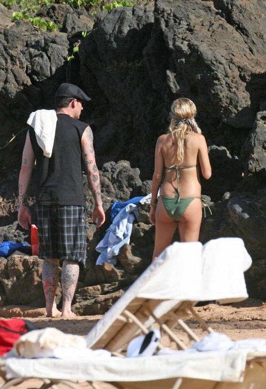15P Celebrity Nicole Richie showing her nude perky tits in public