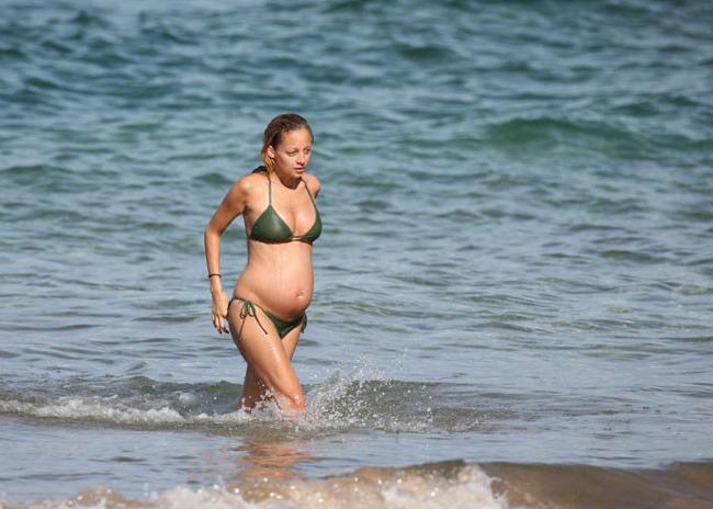 15P Celebrity Nicole Richie showing her nude perky tits in public