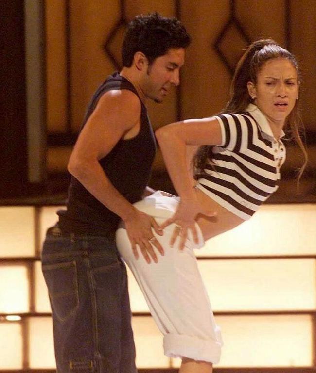 15P Celebrity Jennifer Lopez hite panties in sexy upskirt pics