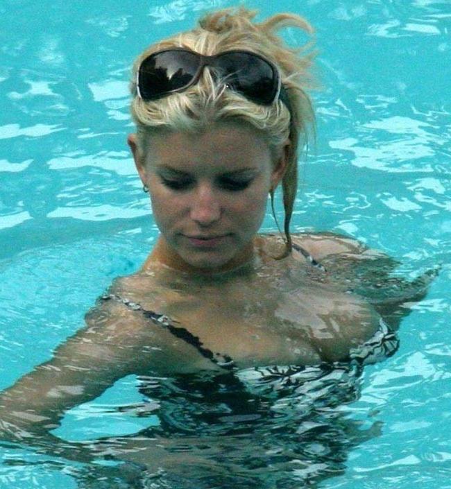 8P Celebrity Jessica Simpson nude ass in upskirt on stage