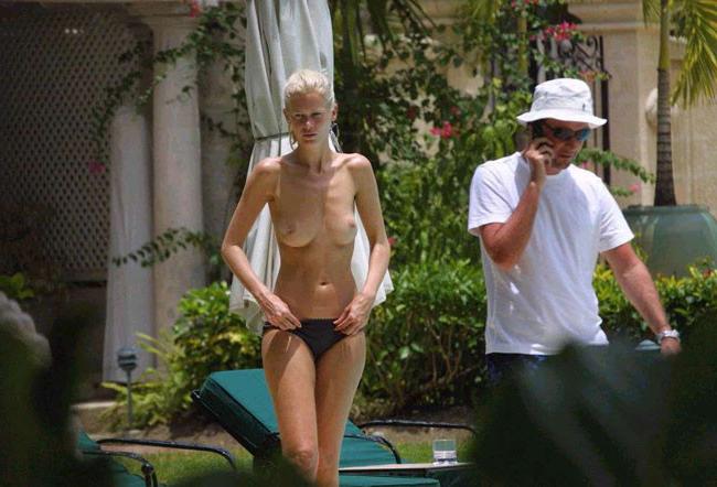 15P Celebrity blonde Claudia Shiffer great nude topless