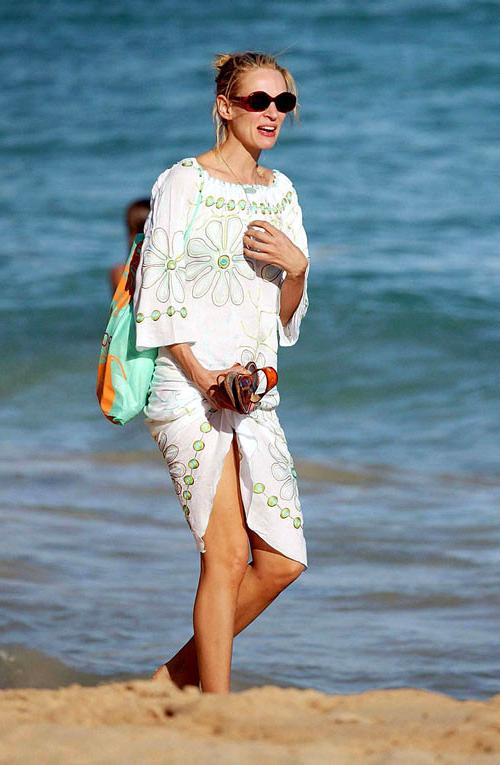 16P Uma Thurman showing her nice big tits on beach and posing in bikini