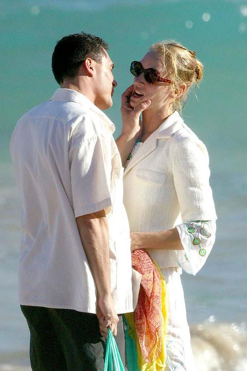 16P Uma Thurman showing her nice big tits on beach and posing in bikini