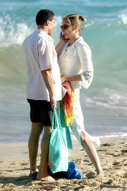 16P Uma Thurman showing her nice big tits on beach and posing in bikini