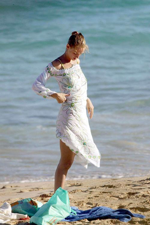 16P Uma Thurman showing her nice big tits on beach and posing in bikini