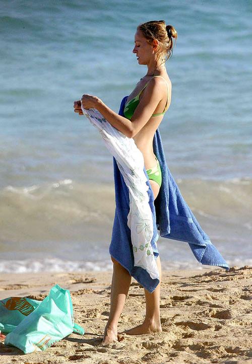16P Uma Thurman showing her nice big tits on beach and posing in bikini