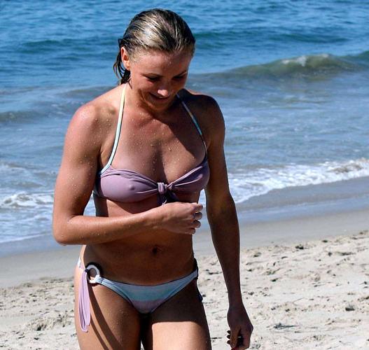16P Cameron Diaz showing her nice tits on beach and her ass in green thong