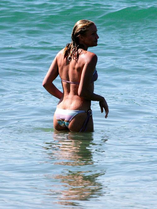 16P Cameron Diaz showing her nice tits on beach and her ass in green thong