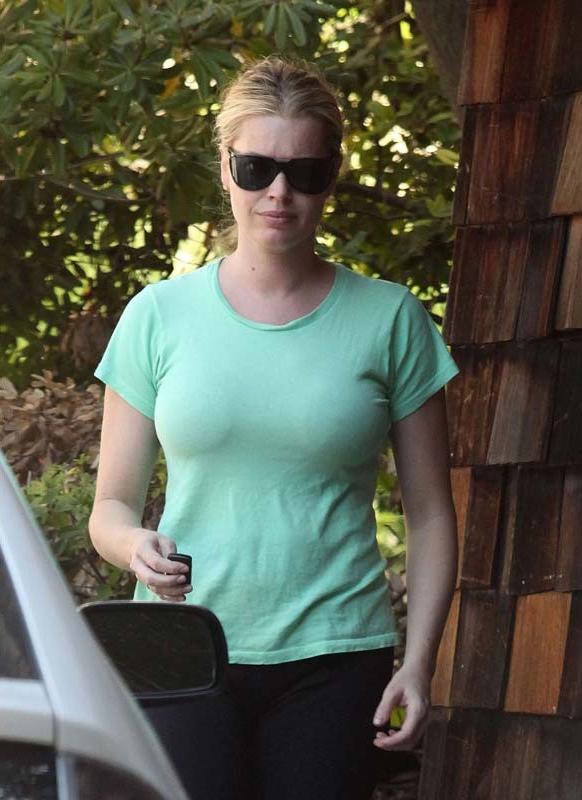 15P Celebrity Rebecca Romijn showing her exposed sexy body