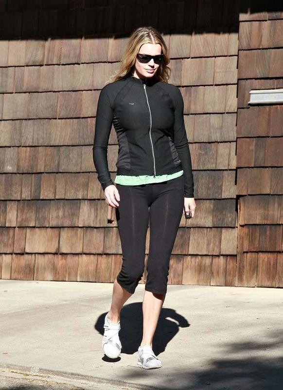 15P Celebrity Rebecca Romijn showing her exposed sexy body