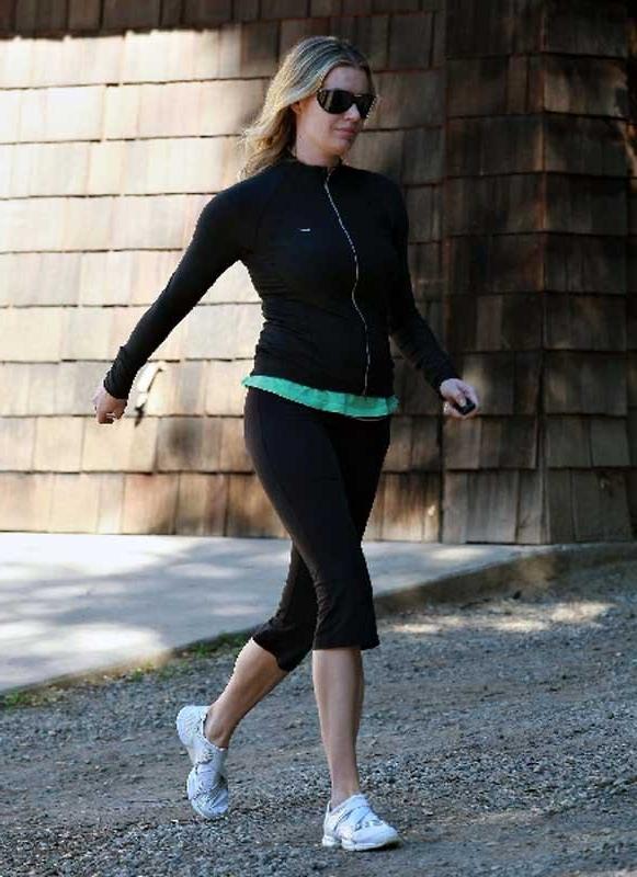 15P Celebrity Rebecca Romijn showing her exposed sexy body