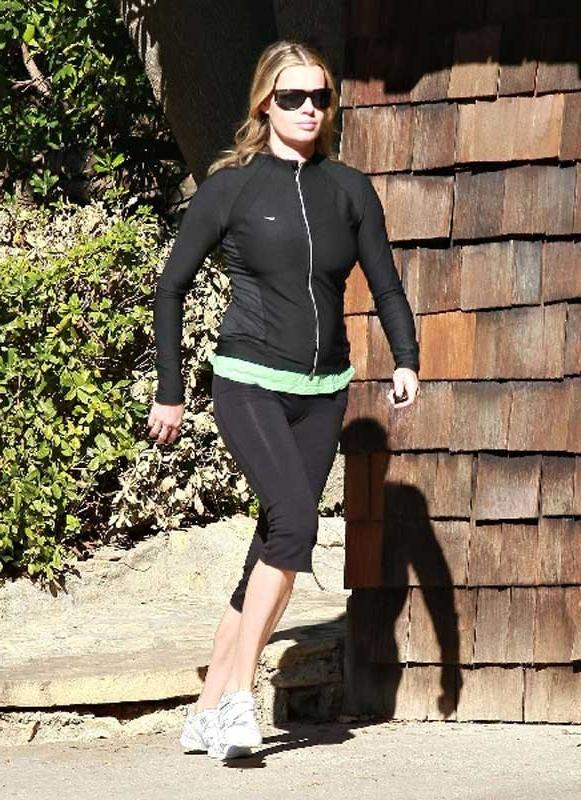 15P Celebrity Rebecca Romijn showing her exposed sexy body